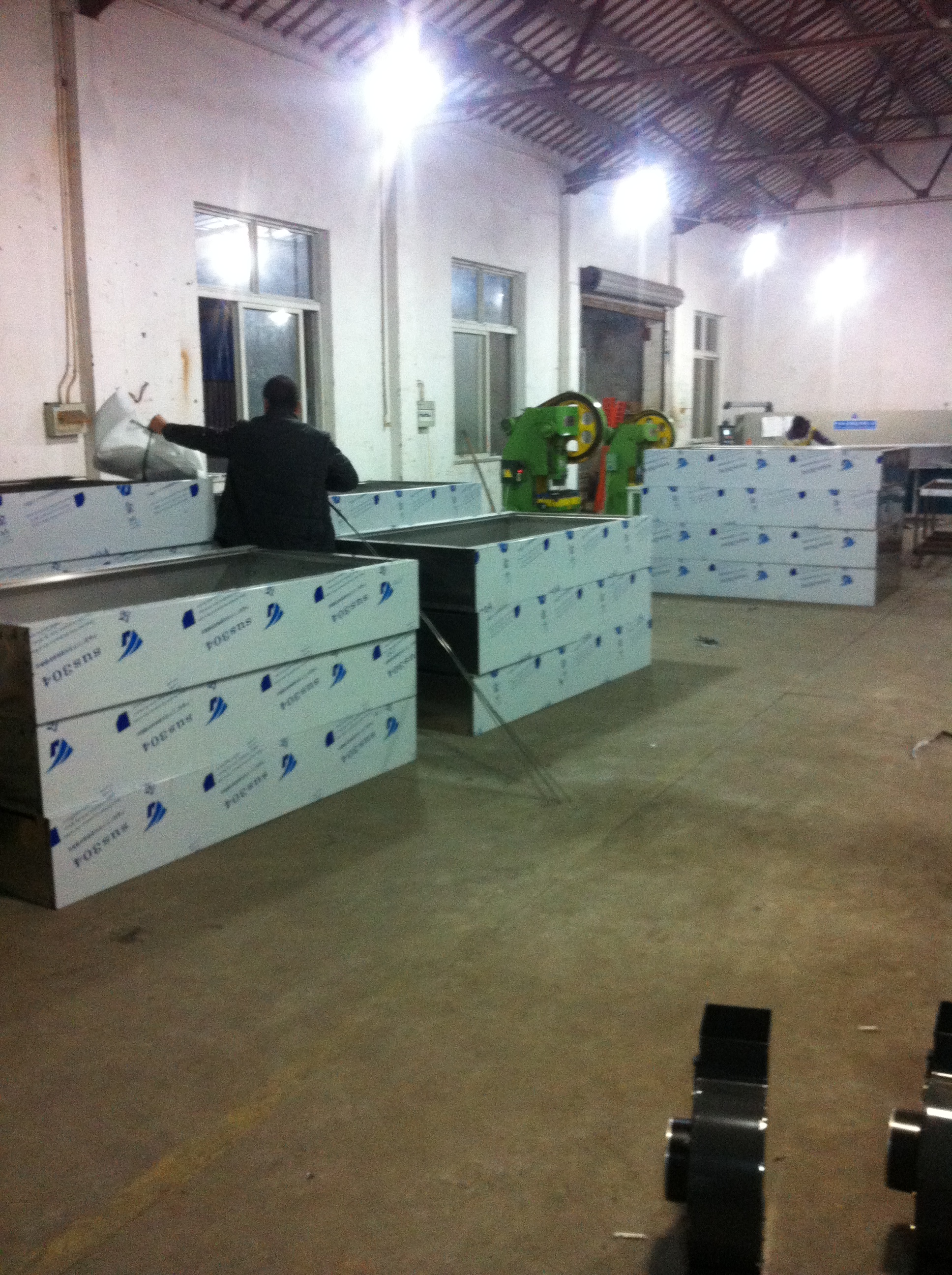 <strong>1600*1600*2200手動門物料不銹鋼風(fēng)淋室</strong>